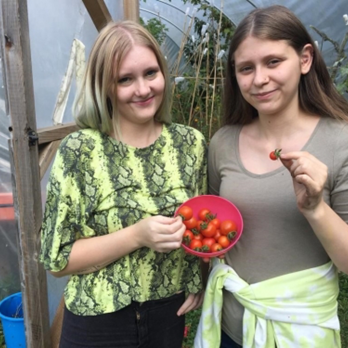 2 girls standing next to each other