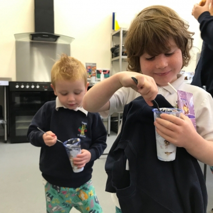 children eating icecream